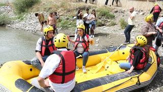 İranlı turistler Çatak Çayı'nda rafting heyecanı yaşadı