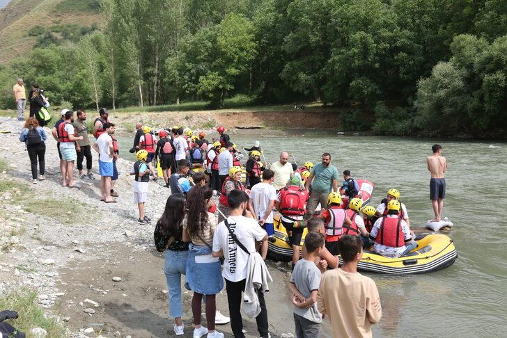 İranlı turistler Çatak Çayı'nda rafting heyecanı yaşadı G2