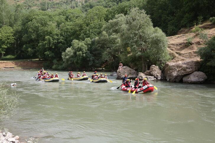 İranlı turistler Çatak Çayı'nda rafting heyecanı yaşadı G3