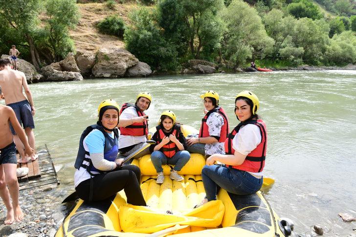 İranlı turistler Çatak Çayı'nda rafting heyecanı yaşadı G4
