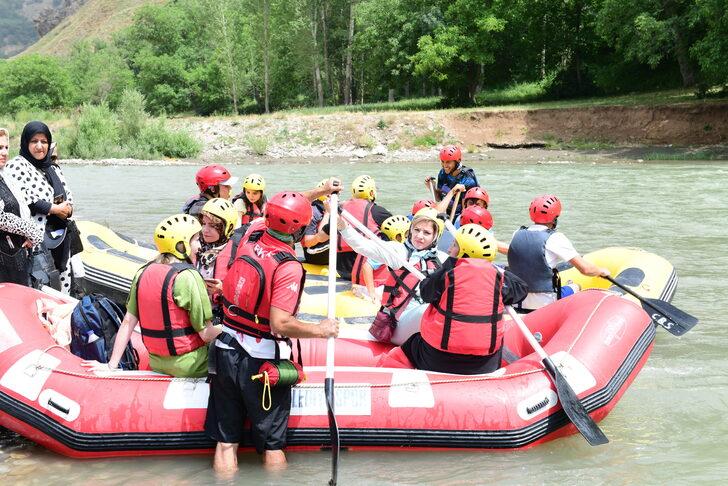 İranlı turistler Çatak Çayı'nda rafting heyecanı yaşadı G5
