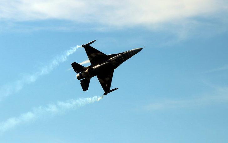 SOLOTÜRK, Yalova'da gösteri uçuşu yaptı G1