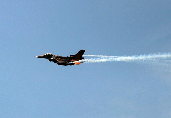 SOLOTÜRK, Yalova'da gösteri uçuşu yaptı G4