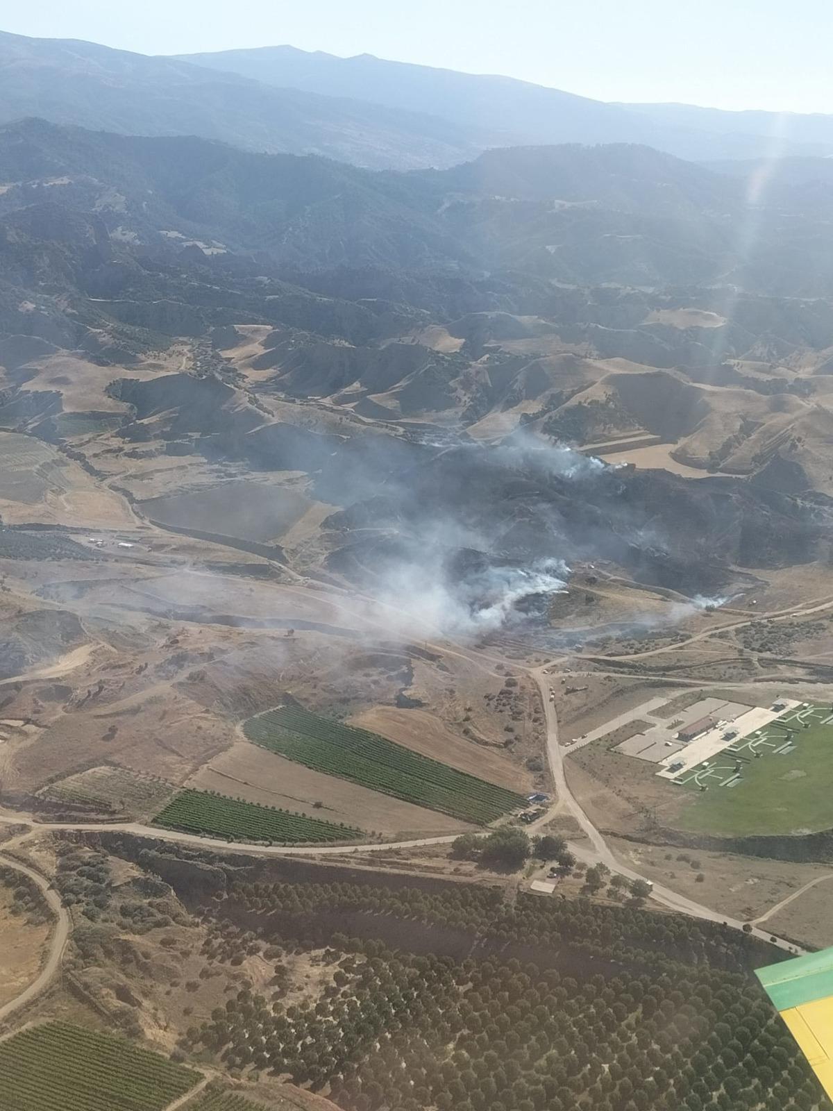G&Uuml;NCELLEME - Manisa'da otluk ve ormanlık alandaki yangın kontrol altına alındı