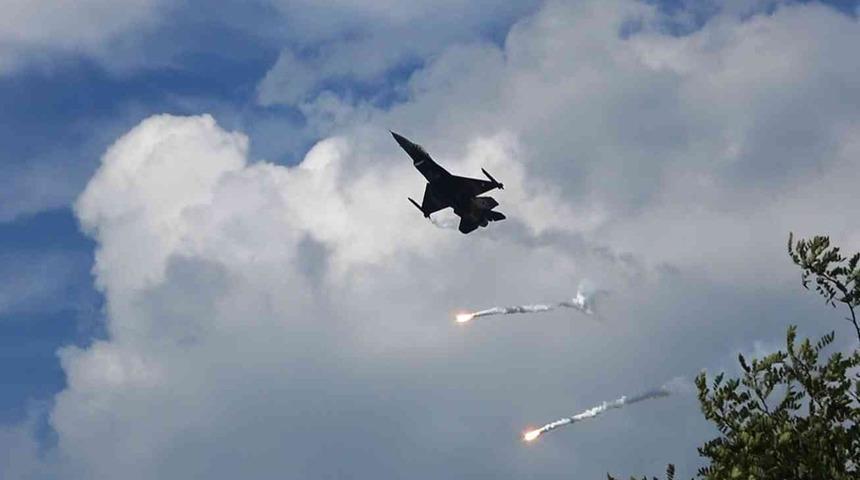 SOLOTÜRK'ten nefes kesen gösteri! Birbirinden zorlu manevralar izleyenleri mest etti