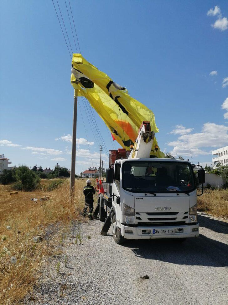Antalya'da elektrik tellerine takılan deniz paraşütündeki 2 turist yaralandı G2