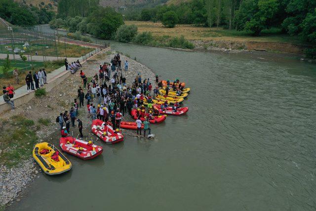 Van'da sporcular rafting yarışmasında ter döktü