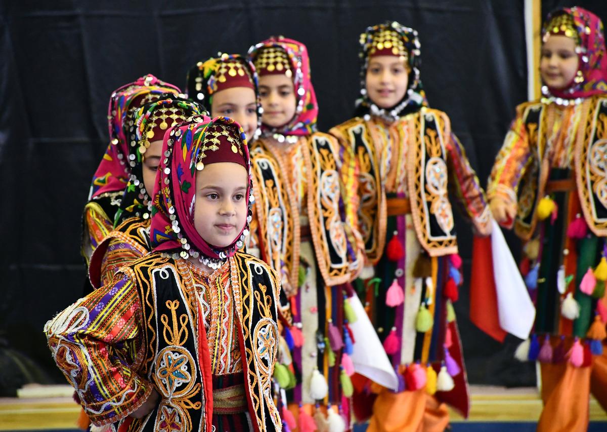 Sivas'ta d&uuml;zenlenen T&uuml;rkiye Halk Oyunları Federasyonu B&ouml;lge Yarışması sona erdi