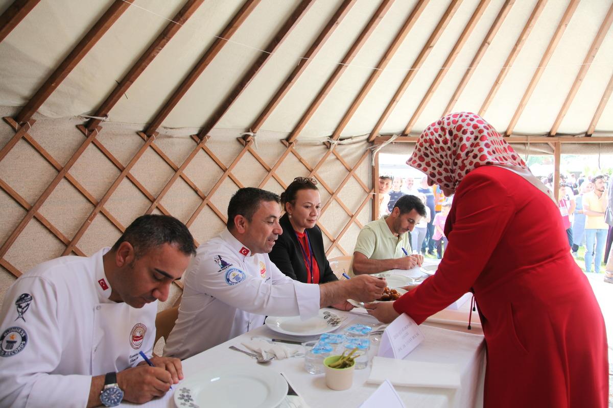 Ahlat'ta y&ouml;resel yemek yarışması heyecanı yaşandı