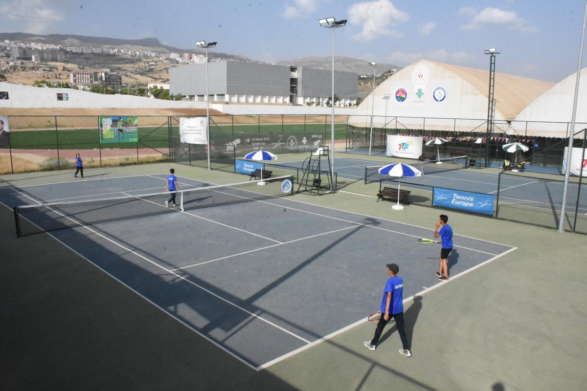 Anadolu Yıldızlar Ligi'nin tenis &ccedil;eyrek finalleri Şırnak'ta başladı