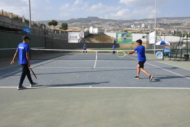 Anadolu Yıldızlar Ligi'nin tenis çeyrek finalleri Şırnak'ta başladı G5