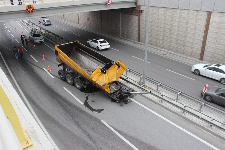 Konya'da üst geçide çarpan tırın damperinin kopması trafiği aksattı G1