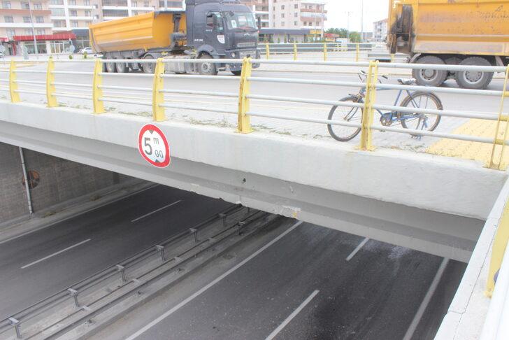 Konya'da üst geçide çarpan tırın damperinin kopması trafiği aksattı G5