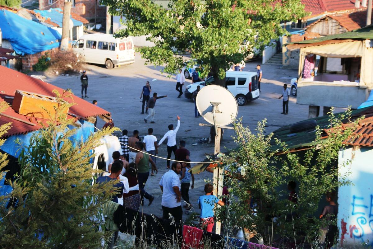 Kocaeli'de d&uuml;ğ&uuml;ndeki kavgada 1'i polis, 5 kişi yaralandı