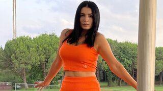 Aleyna Tilki’nin annesi Havva Öztel göbeği açık mini şortlu poz verdi! Kızlarından güzel