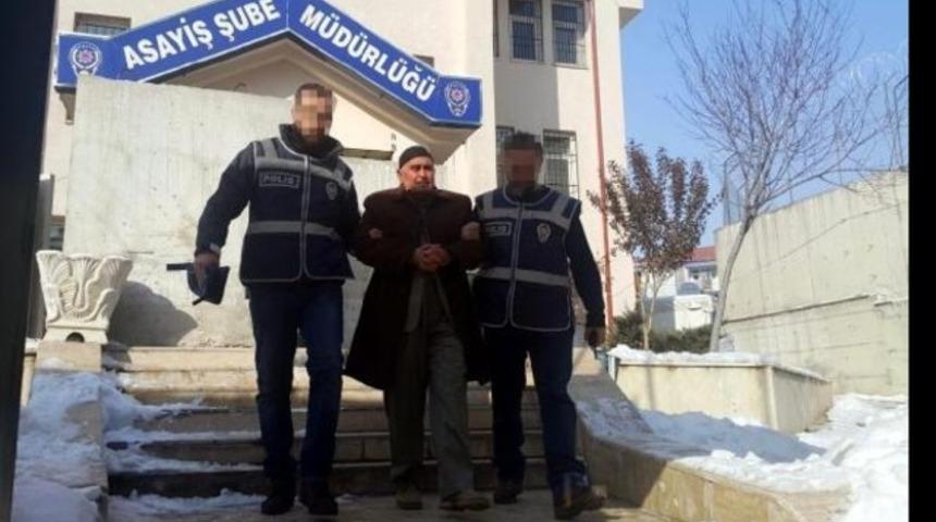 Akrabasını &ouml;ld&uuml;rmek i&ccedil;in evine el bombası attı