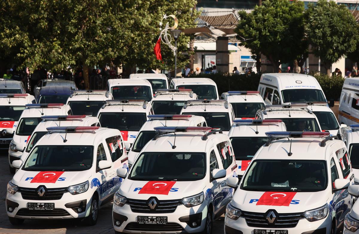 İ&ccedil;işleri Bakanı Soylu, İzmir'de emniyete yeni ara&ccedil;ların teslim t&ouml;renine katıldı: