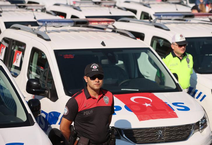 İçişleri Bakanı Soylu, İzmir'de emniyete yeni araçların teslim törenine katıldı: G4