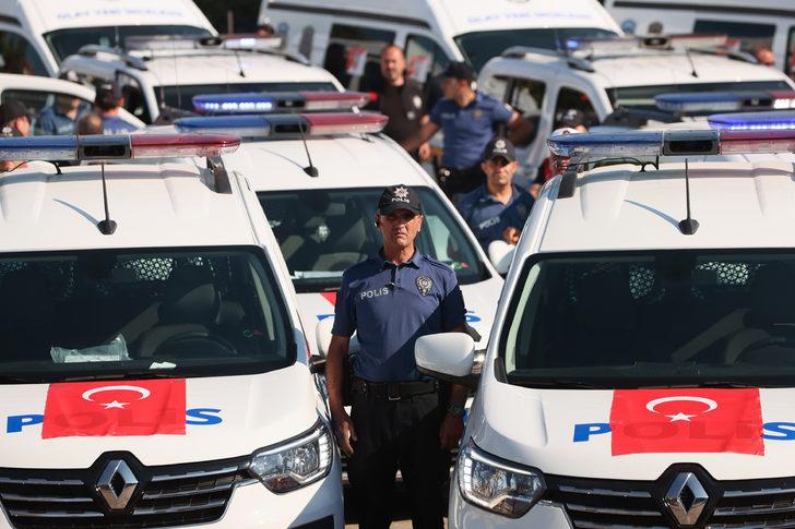 İçişleri Bakanı Soylu, İzmir'de emniyete yeni araçların teslim törenine katıldı: G5