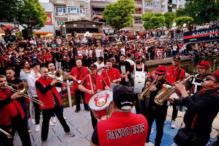 Eskişehirspor'un kuruluş yıl dönümünde meşaleli kutlama G5