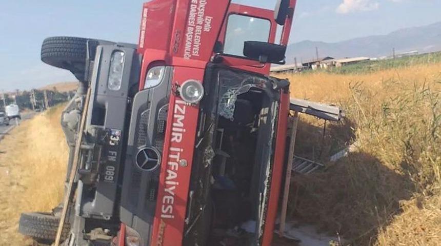 İzmir'de göreve giden itfaiye aracının devrilmesi sonucu 3 personel yaralandı