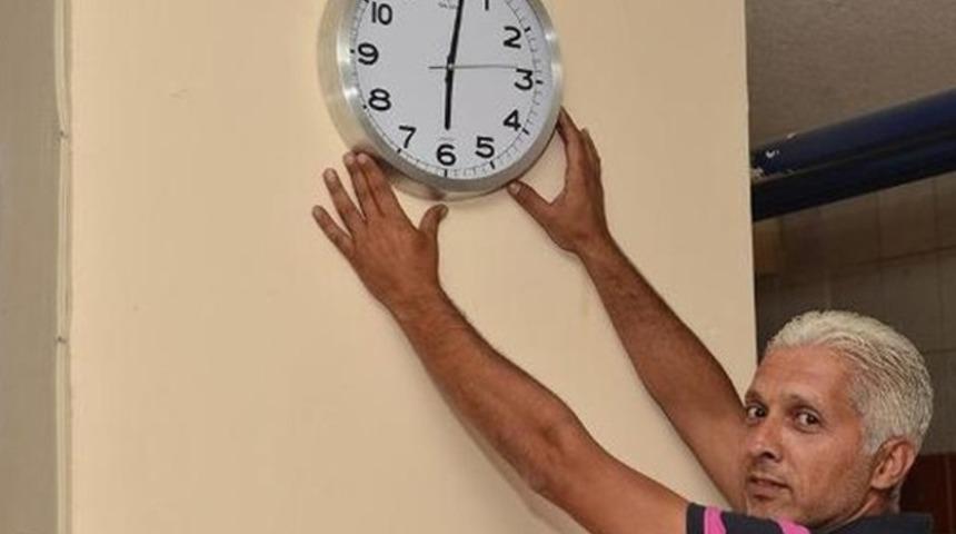 Çocuğundan şüphelendi, 'saat' ile yakaladı