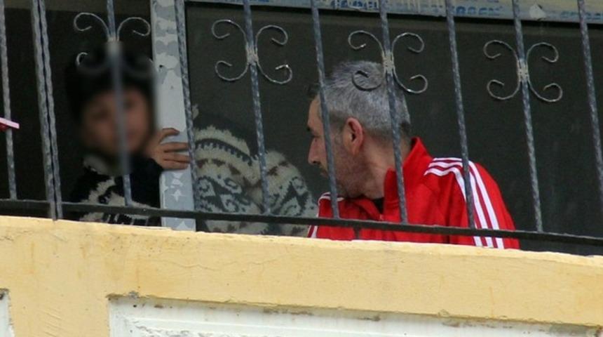 Eşi ayrılmak isteyince oğlunu rehin aldı