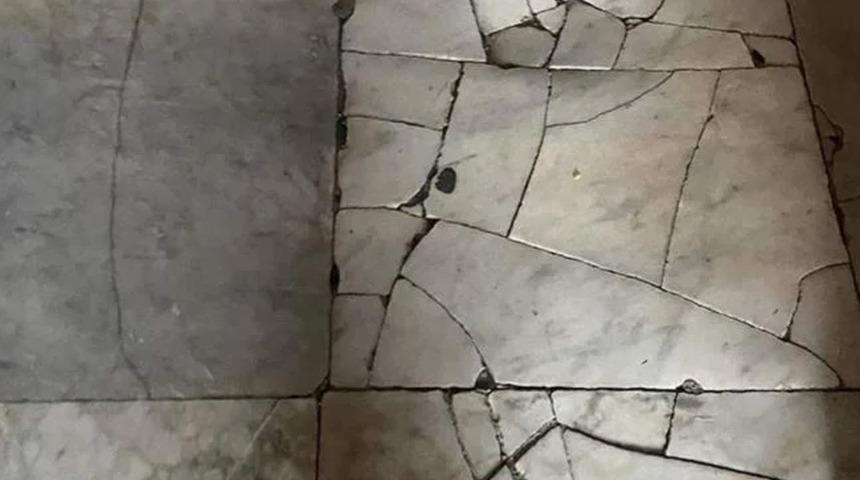 Ayasofya'da tarihi mermerler kırıldı: İçerisi şu an panayır yeri gibi. Çok büyük zarar veriliyor