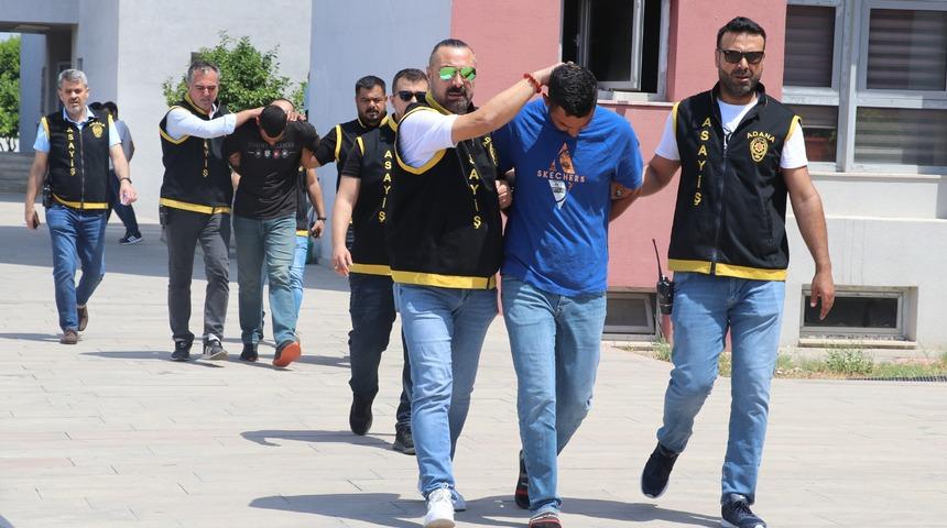 Adana'da kuyumcuyu silahla soyan 2 zanlı tutuklandı