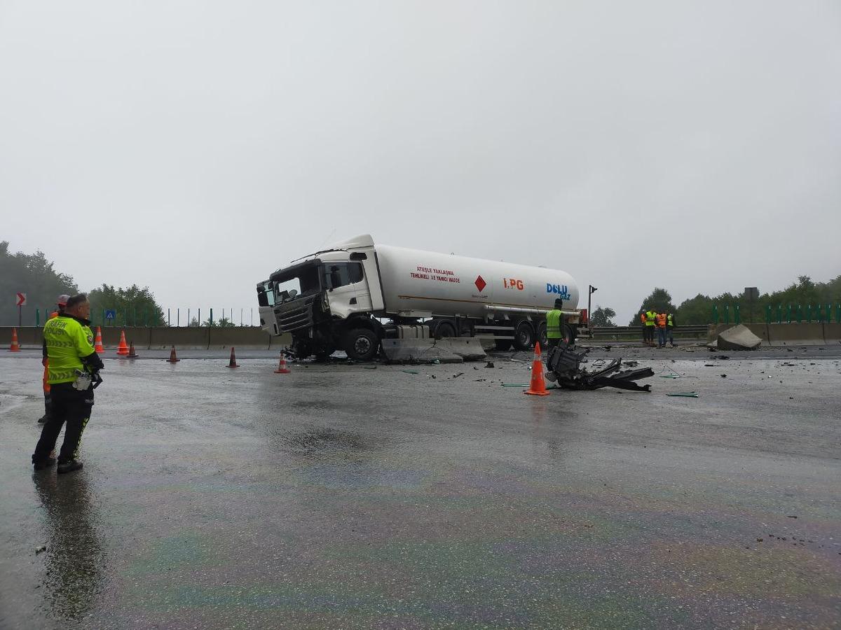 Bolu Dağı'nda beton blokları kırarak karşı y&ouml;ne ge&ccedil;en tankerin s&uuml;r&uuml;c&uuml;s&uuml; yaralandı