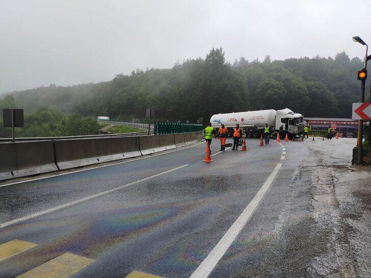 Bolu Dağı'nda beton blokları kırarak karşı yöne geçen tankerin sürücüsü yaralandı G3