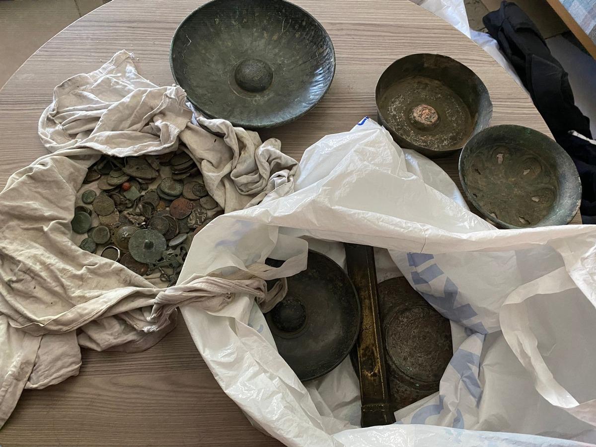 Adana'da tarihi eser ve akaryakıt ka&ccedil;ak&ccedil;ılığı operasyonu