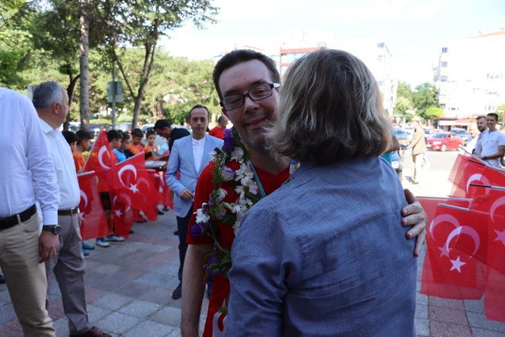 Dünya üçüncüsü down sendromlu milli sporcu memleketinde törenle karşılandı G3