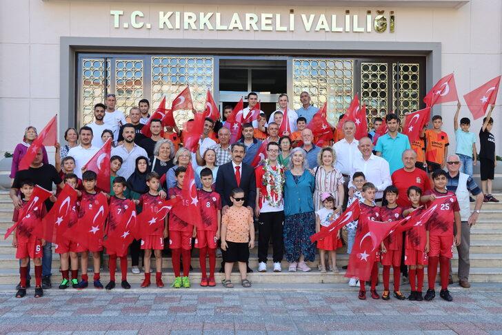 Dünya üçüncüsü down sendromlu milli sporcu memleketinde törenle karşılandı G4