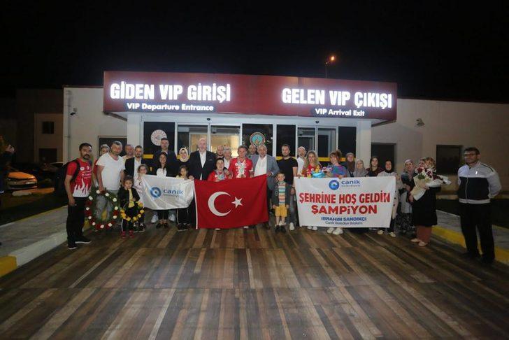 Çekya'da madalya  kazanan özel sporcular Samsun'a geldi G2