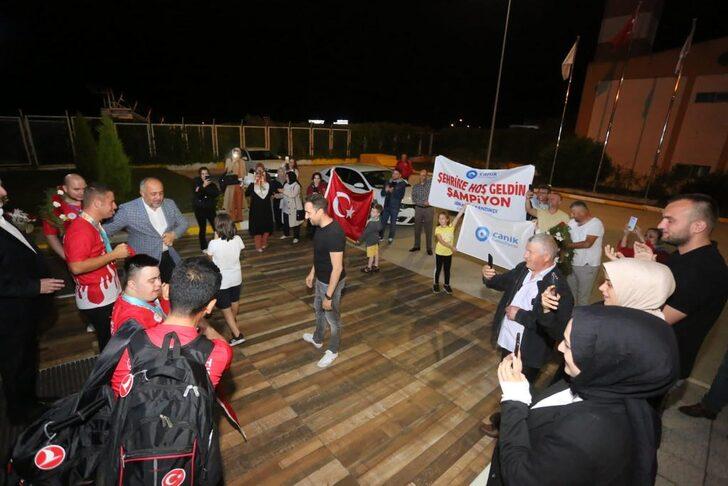 Çekya'da madalya  kazanan özel sporcular Samsun'a geldi G4