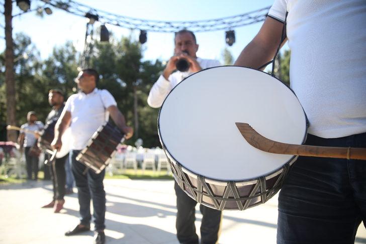 Kahramanmaraş'ta iki aile arasındaki husumetin bitmesi davul zurnayla kutlandı G1