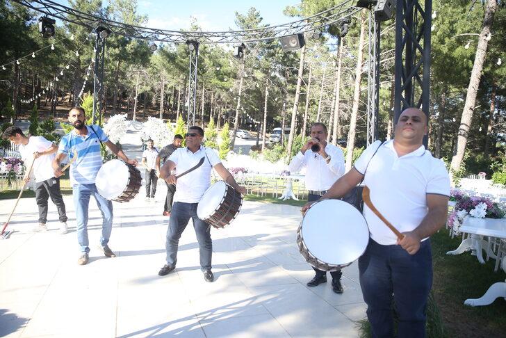Kahramanmaraş'ta iki aile arasındaki husumetin bitmesi davul zurnayla kutlandı G3