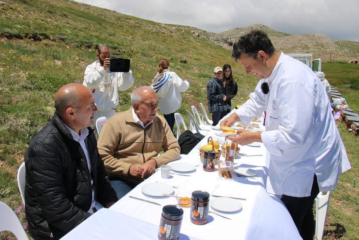 Mersin'de İtalyan şef, ödüllü Eğriçayır balıyla tatlı yaptı G5