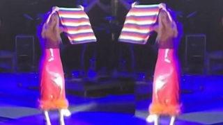 Gülşen sahnesinde LGBT bayrağı açtı! Rahatsız olan seyirciler konseri terk etti