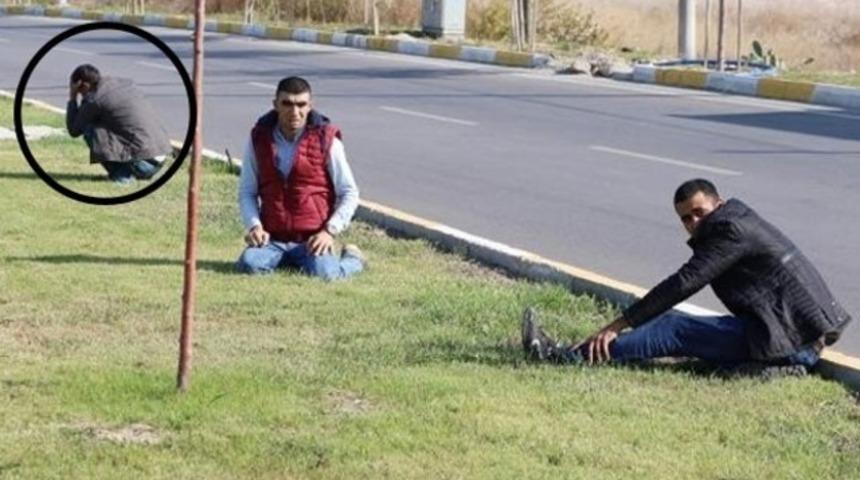 Sıkıştırılan sürücü refüje çarpıp öldü