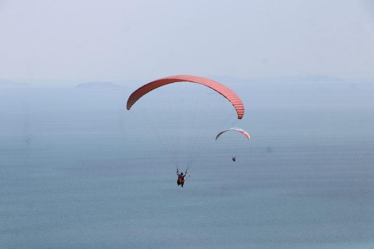 Yamaç paraşütünün mavi ve yeşili buluşturan adresi Uçmakdere'nin popülerliği artıyor G3