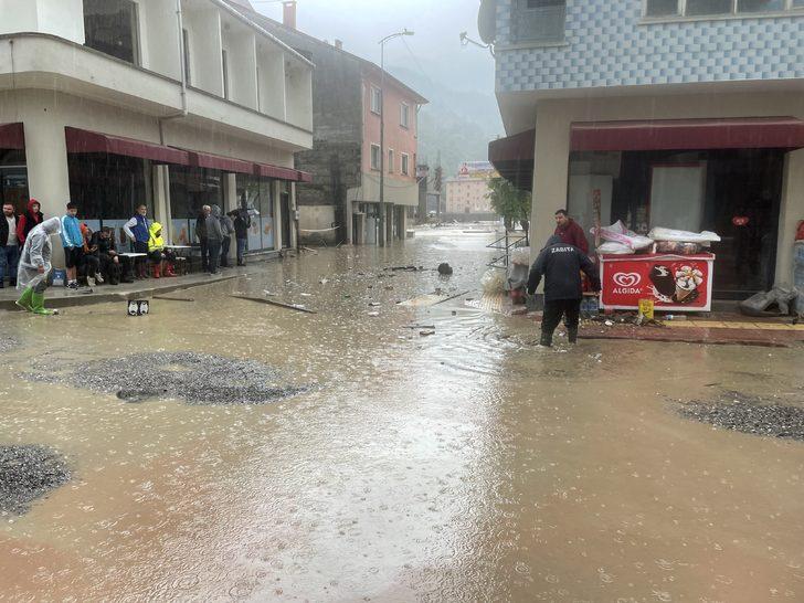 Kastamonu'da su baskını nedeniyle evlerinde mahsur kalanlar kurtarılıyor G3