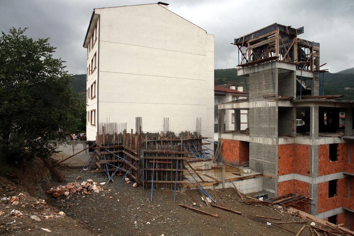 Tokat'ta otoparkın duvarı park halindeki otomobilin &uuml;st&uuml;ne devrildi