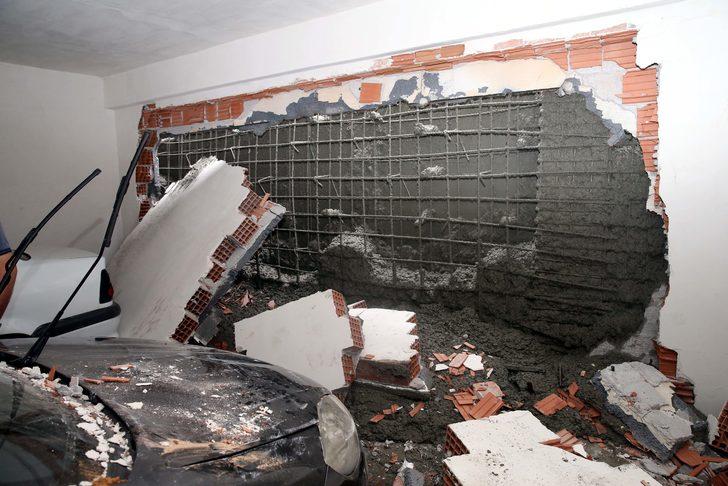 Tokat'ta otoparkın duvarı park halindeki otomobilin üstüne devrildi G2