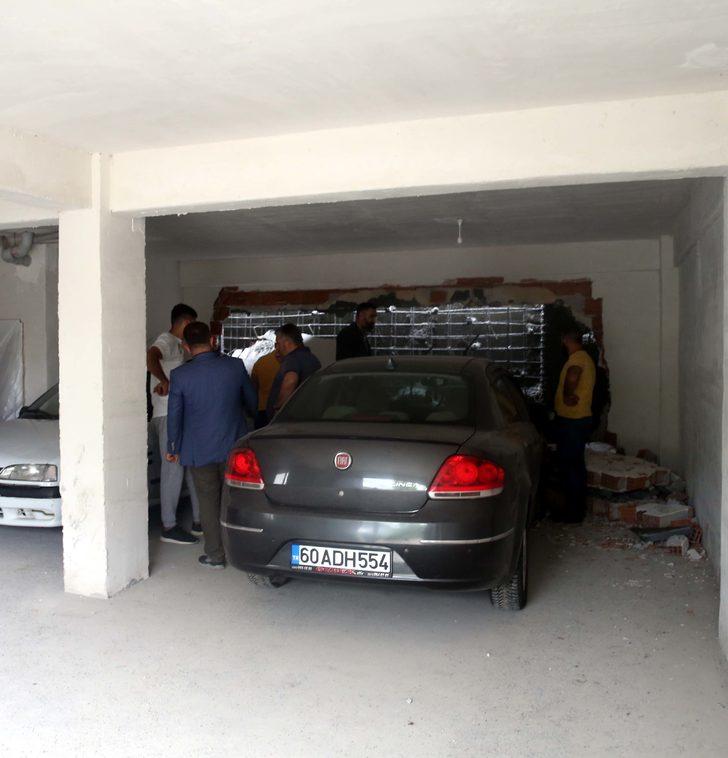 Tokat'ta otoparkın duvarı park halindeki otomobilin üstüne devrildi G4