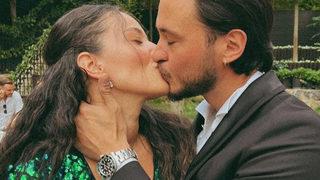 Pelin Akil ile Anıl Altan'ın dudak dudağa anlarına küçük kızından müdahale