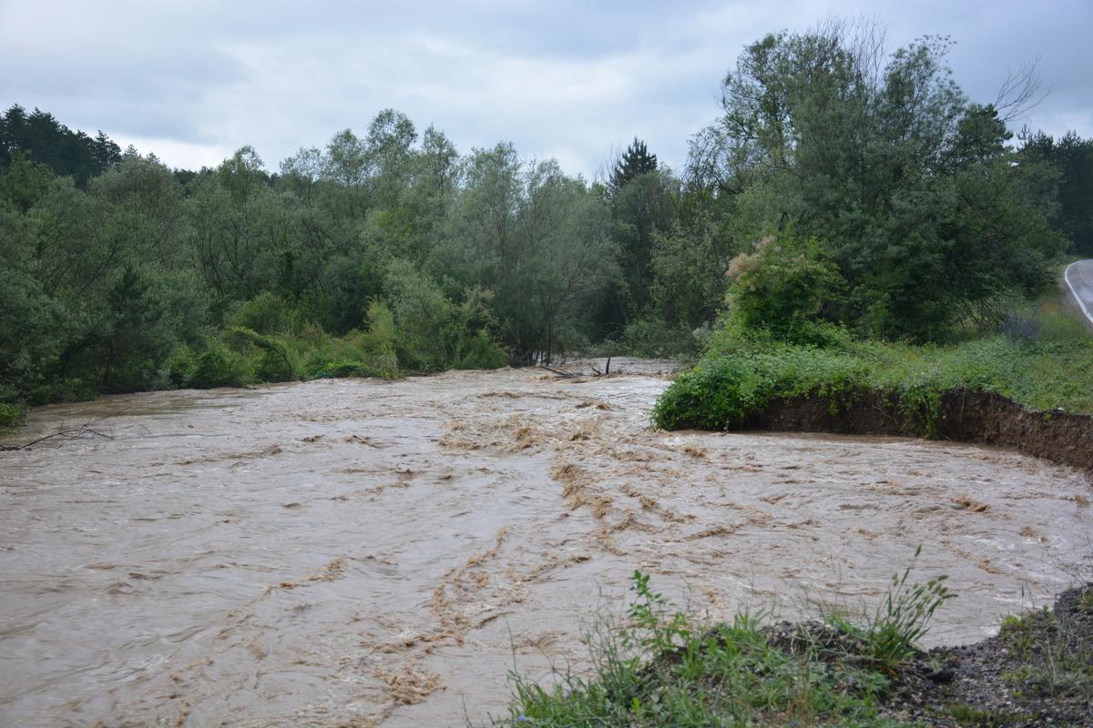 Mengen-Pazark&ouml;y yolunda ulaşım su taşkını nedeniyle kontroll&uuml; sağlanıyor