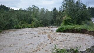 Mengen-Pazarköy yolunda ulaşım su taşkını nedeniyle kontrollü sağlanıyor