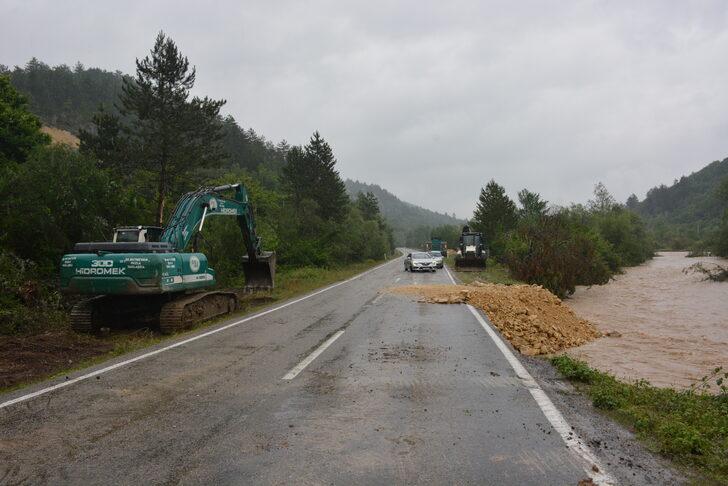Mengen-Pazarköy yolunda ulaşım su taşkını nedeniyle kontrollü sağlanıyor G3